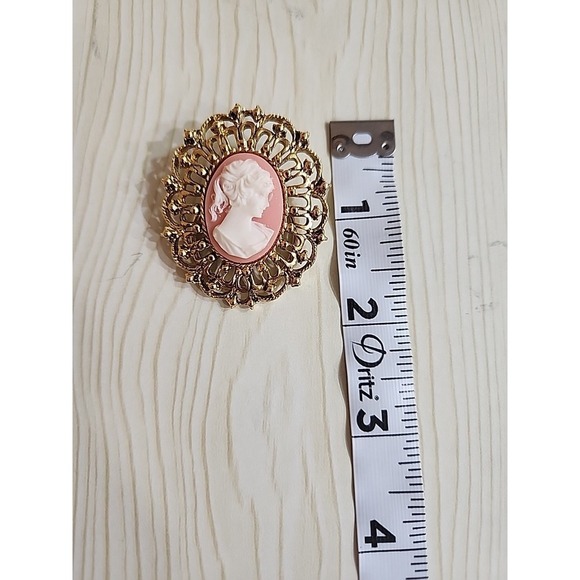 VINTAGE GOLD TONE CAMEO SCARF CLIP/BROOCH - Picture 4 of 4
